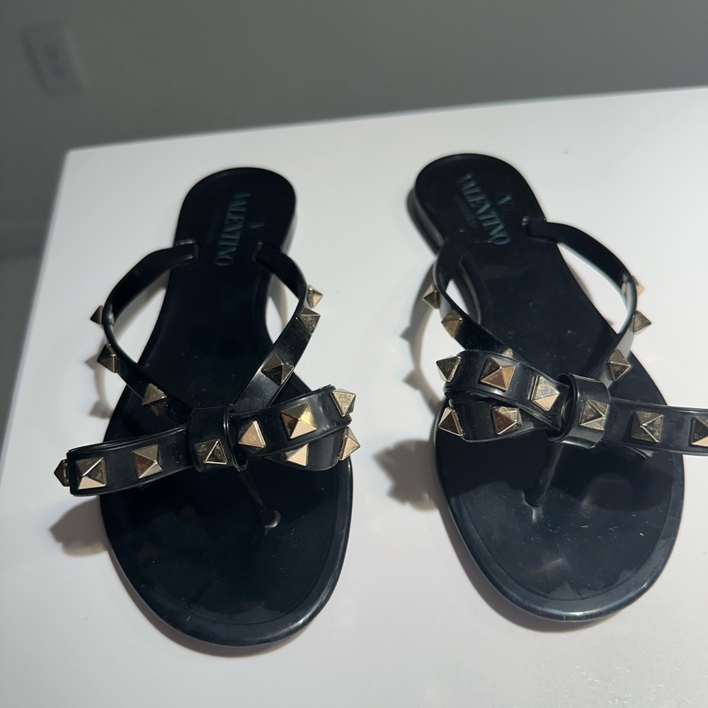 Black jelly sandals